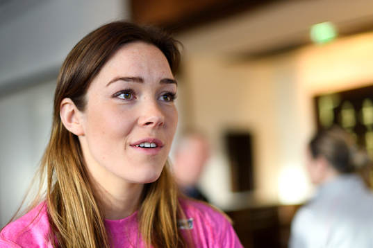 Kari Brattset blir intervjuad på en pressträff med det
