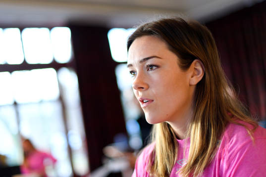 Kari Brattset blir intervjuad på en pressträff med det