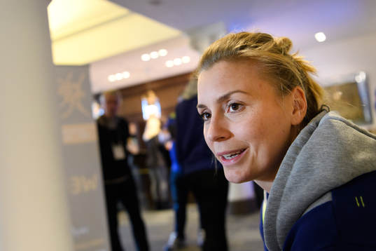 Isabelle Gulldén blir intervjuad på en pressträff med
