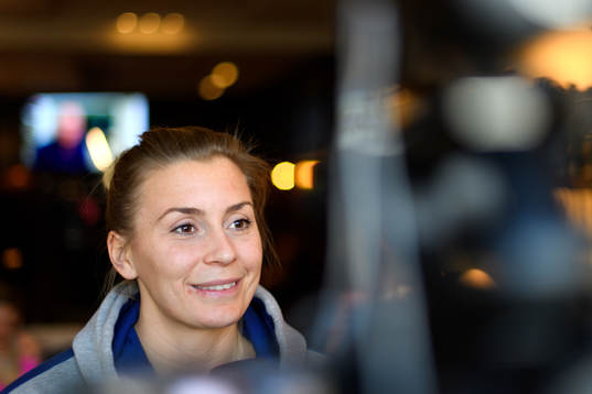 Isabelle Gulldén blir intervjuad på en pressträff med