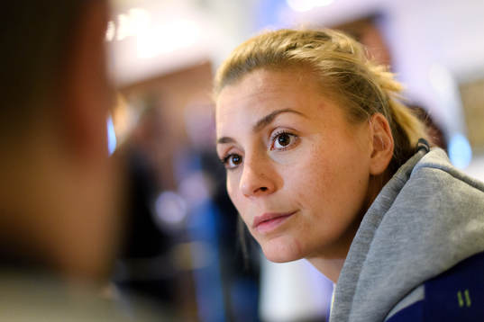Isabelle Gulldén blir intervjuad på en pressträff med