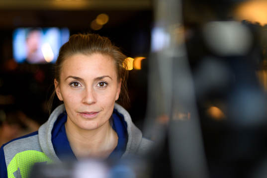 Isabelle Gulldén blir intervjuad på en pressträff med