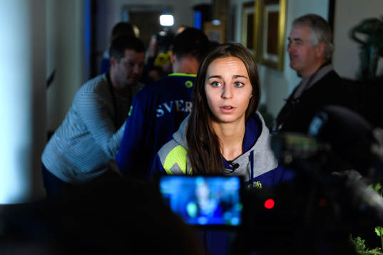 Daniela Gustin blir intervjuad på en pressträff med det