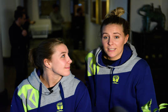 Anna Lagerquist och Johanna Westberg blir intervjuad på en