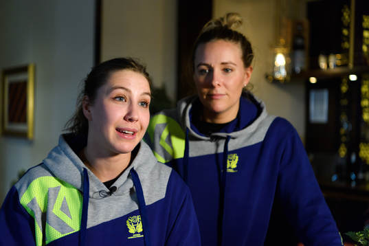 Anna Lagerquist och Johanna Westberg blir intervjuad på en