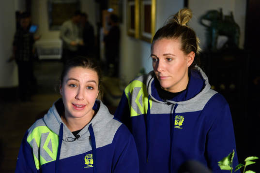 Anna Lagerquist och Johanna Westberg blir intervjuad på en