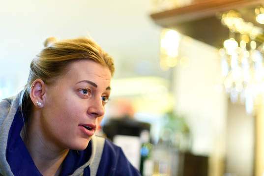 Nathalie Hagman blir intervjuad på en pressträff med det