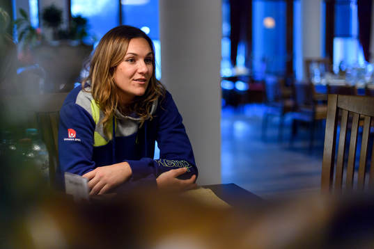 Sabina Jacobsen blir intervjuad på en pressträff med det