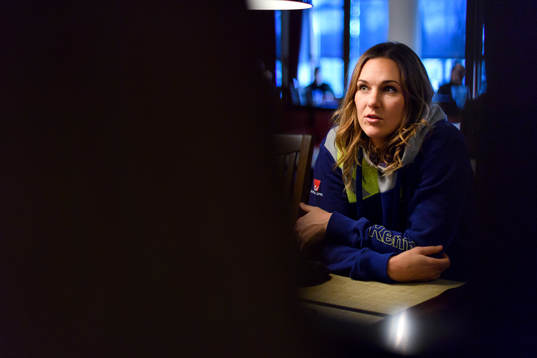 Sabina Jacobsen blir intervjuad på en pressträff med det