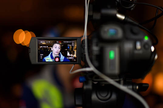 Isabelle Gulldén blir intervjuad på en pressträff med