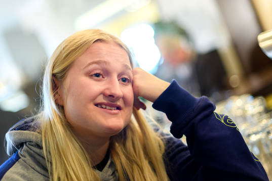 Hanna Blomstrand blir intervjuad på en pressträff med det