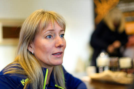 Sjukgymnast Annelie Hallqvist blir intervjuad på en