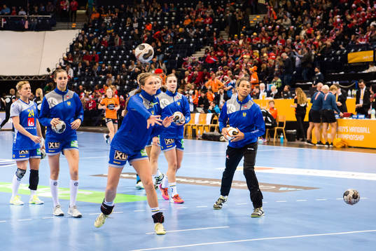 Sveriges spelare värmer upp före bronsmatchen mellan