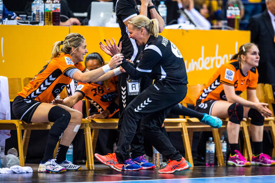 Nederländernas förbundskapten Helle Thomsen jublar  i