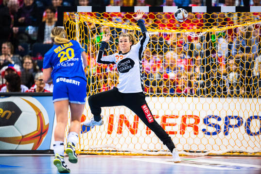 Sveriges Isabelle Gulldén och Nederländernas målvakt