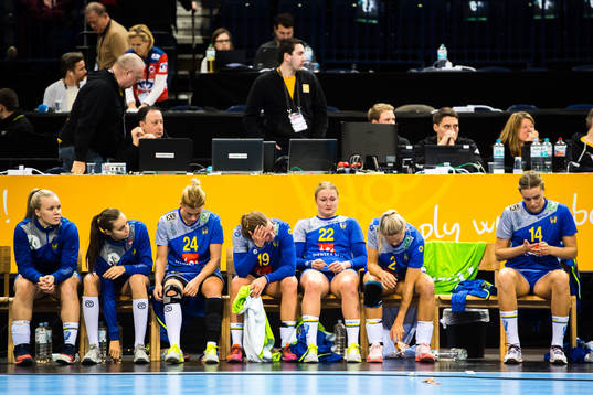 Sveriges spelare deppar på bänken
