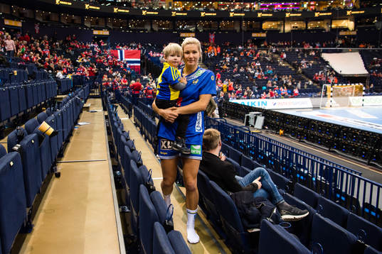 Sveriges Ulrika Toft Hansen med sin son Oliver