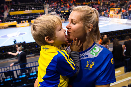 Sveriges Ulrika Toft Hansen med sin son Oliver