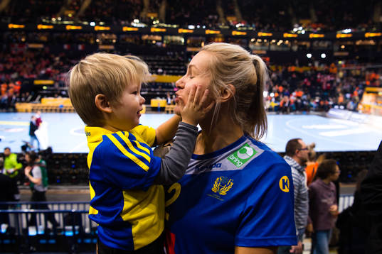 Sveriges Ulrika Toft Hansen med sin son Oliver