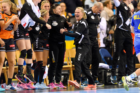 Nederländernas förbundskapten Helle Thomsen jublar