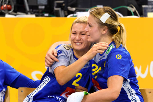 Sveriges Ulrika Toft Hansen kramas om av Isabelle Gulldén