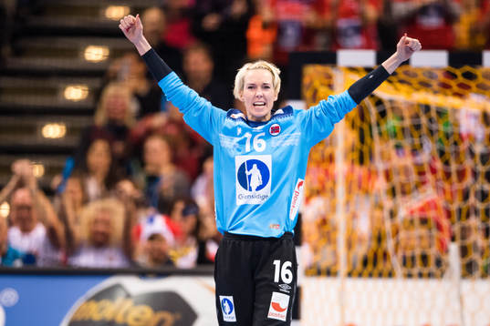 Norges målvakt Katrine Lunde jublar i finalen mellan