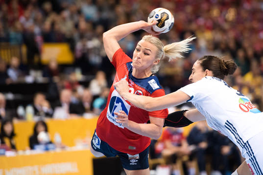 Norges Stine Bredal Oftedal i finalen mellan Frankrike och