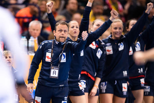 Norges förbundskapten Thorir Hergeirsson jublar i finalen