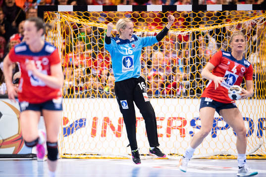 Norges målvakt Katrine Lunde jublar i finalen mellan