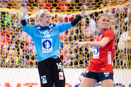 Norges målvakt Katrine Lunde jublar i finalen mellan