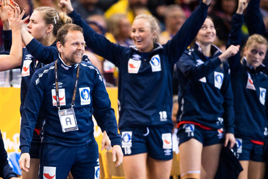Norges förbundskapten Thorir Hergeirsson jublar i finalen