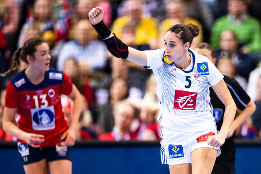 Frankrikes Camille Ayglon Surina jublar i finalen mellan