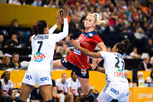 Norges Stine Bredal Oftedal  i finalen mellan Frankrike och