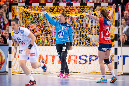 Norges målvakt Kari Aalvik Grimsbö jublar i finalen
