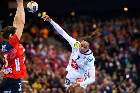 Frankrikes Allison Pineau i finalen mellan Frankrike och