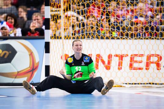 Frankrikes målvakt Amandine Leynaud jublar  i finalen
