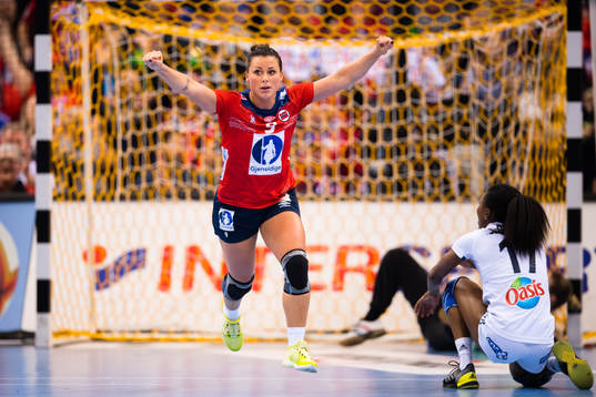 Norges Nora Mørk jublar i finalen mellan Frankrike och