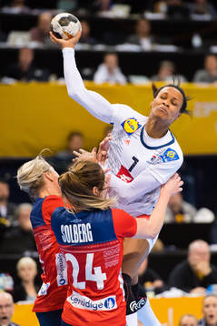 Frankrikes Allison Pineau  i finalen mellan Frankrike och