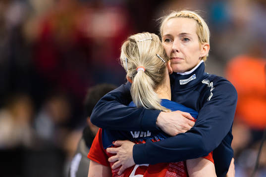Norges Heidi Løke och målvakt Katrine Lunde  deppar