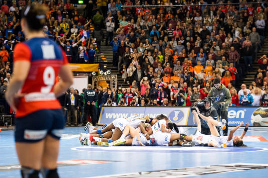 Norges Nora Mørk deppar samtidigt som Frankrikes spelare