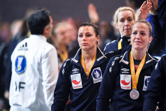 Norges Nora Mørk och Heidi Løke deppar