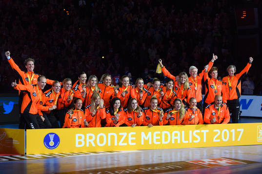 Nederländernas spelare jublar med sina bronsmedaljer