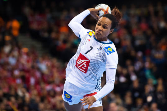 Frankrikes Allison Pineau i finalen mellan Frankrike och