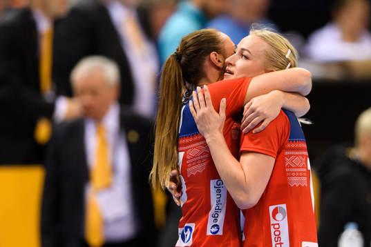 Norges Camilla Herrem kramar om Stine Bredal Oftedal