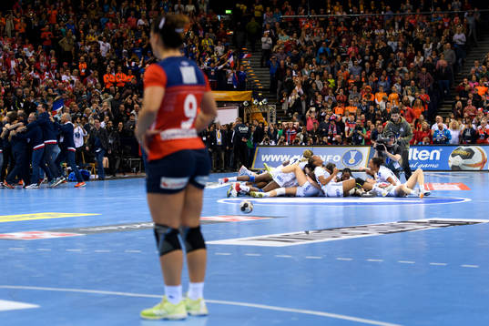 Norges Nora Mørk tittar på när de franska spelarna jublar