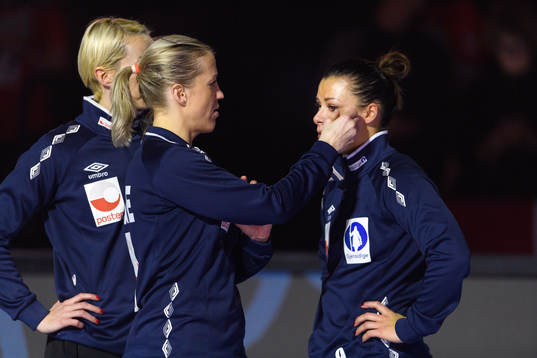 Norges Heidi Løke torkar en tår från Nora Mørk deppar