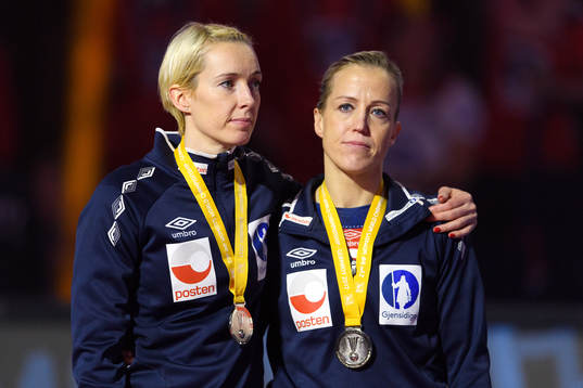 Norges målvakt Katrine Lunde och Heidi Løke med sina