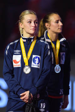 Norges Stine Bredal Oftedal med sin medalj