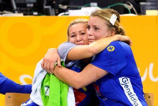 Sveriges Ulrika Toft Hansen kramas om av Isabelle Gulldén