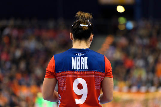 Ryggen på Nora Mørk i finalen mellan Frankrike och Norge